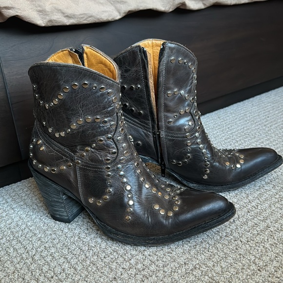 Ankle studded, dark brown leather, cowboy boots by OLD GRINGO. - Picture 4 of 16